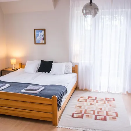 Nyaraló Dom Przy Lesie Nad Jeziorem Klotyldzin